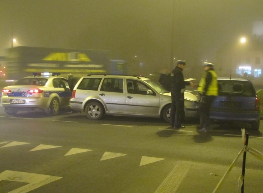 Zderzenie dwóch aut na rondzie Piotra Mohyły