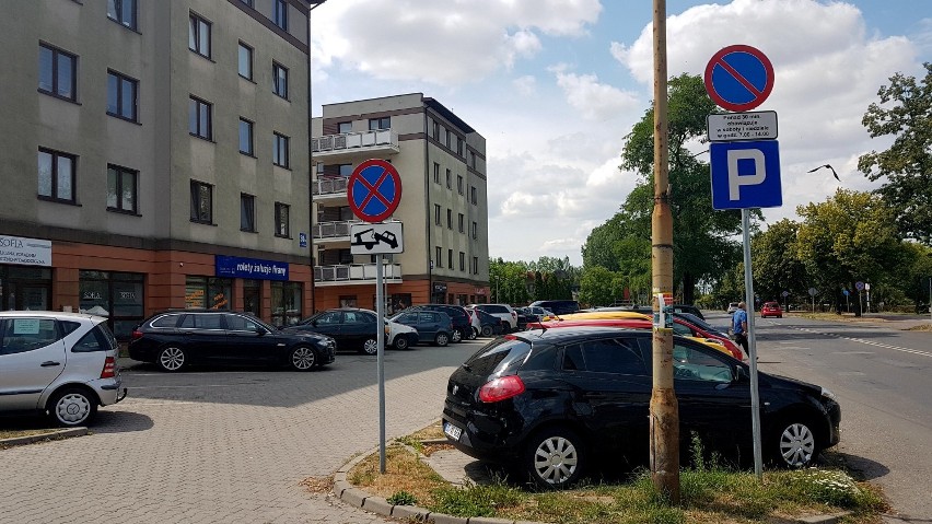 Parking przy Dmowskiego 30 w Piotrkowie przeznaczony dla...