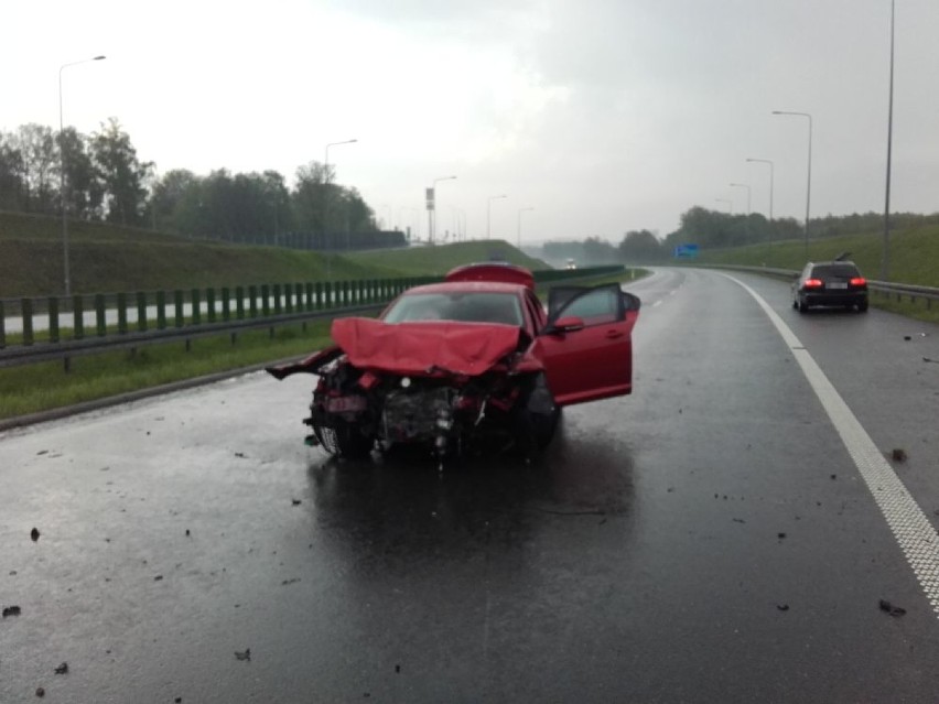 Jaguar rozbił się i zablokował autostradę w Mszanie