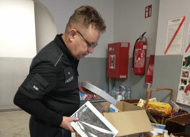 Cezary Sierzputowski ze Służby Więziennej pakuje paczki dla powstańców warszawskich