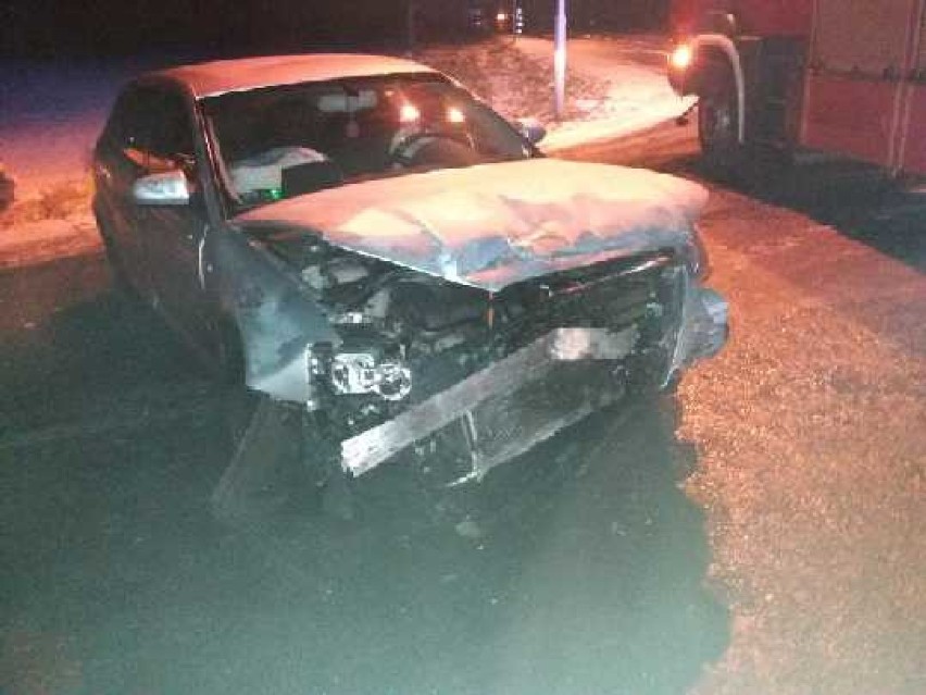 Lwówek: Wypadek dwóch aut na obwodnicy. Jedno uderzyło w drzewo