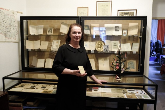 - Zbieramy te rzeczy, żeby ocalić je od zapomnienia, żeby zachować dla następnych pokoleń - mówi Joanna Murawska, właścicielka Muzeum Dom PRL-u w Toruniu, w którym właśnie otwarto nową ekspozycję dokumentów z początków istnienia UMK.