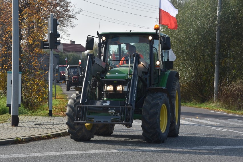 Na DK 94 w Ładnej wyjechało ok. 30 ciągników rolniczych