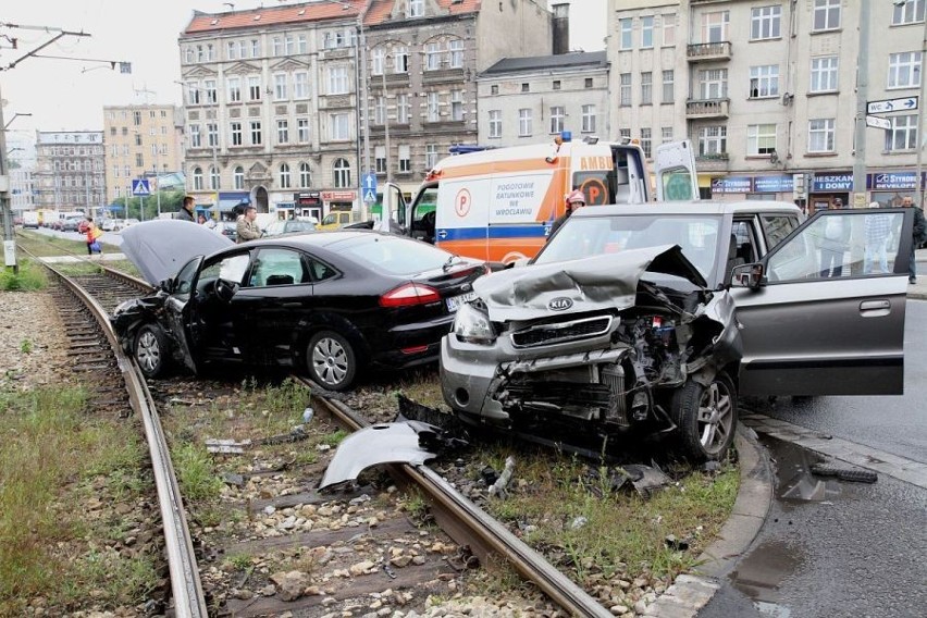 Wrocław: Wypadek na Drobnera - jeden kierowca ranny (ZDJĘCIA)
