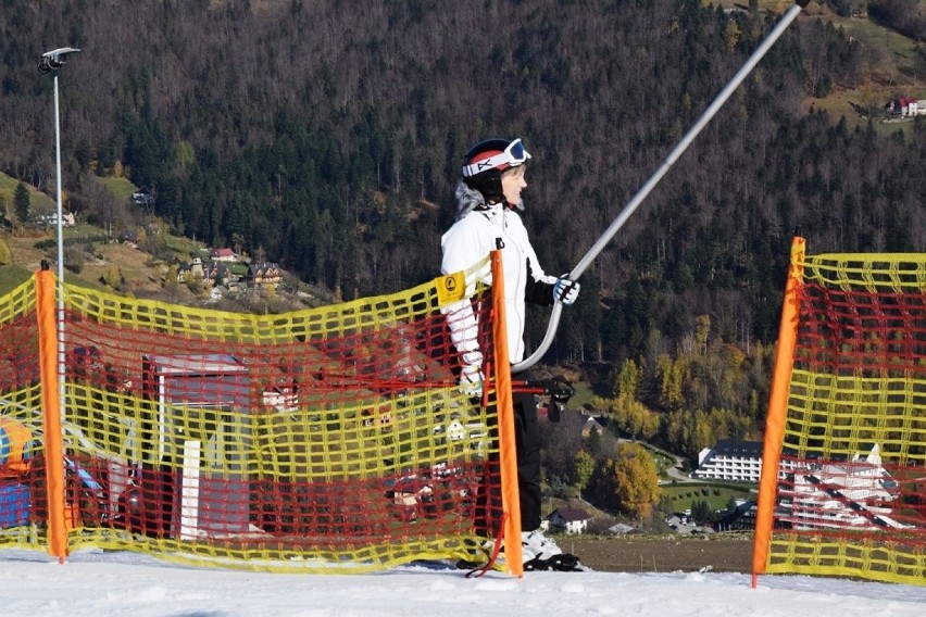 Sezon narciarski w Szczyrku rozpoczęty. Szusowanie w Beskid Sport Arenie ZDJĘCIA + WIDEO