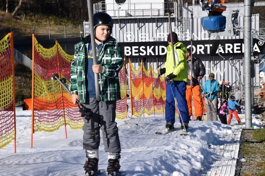 Sezon narciarski w Szczyrku rozpoczęty. Szusowanie w Beskid Sport Arenie ZDJĘCIA + WIDEO