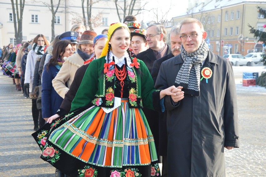 Ponad sto par zatańczyło poloneza na Starym Rynku w Łowiczu [ZDJĘCIA]