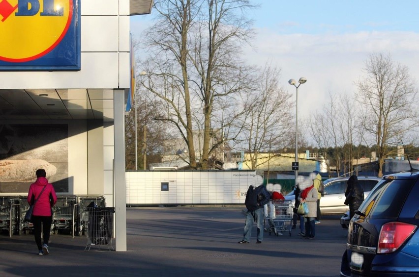 Zlotów. Piątek w mieście - kolejki przed marketami, puste ulice i parki