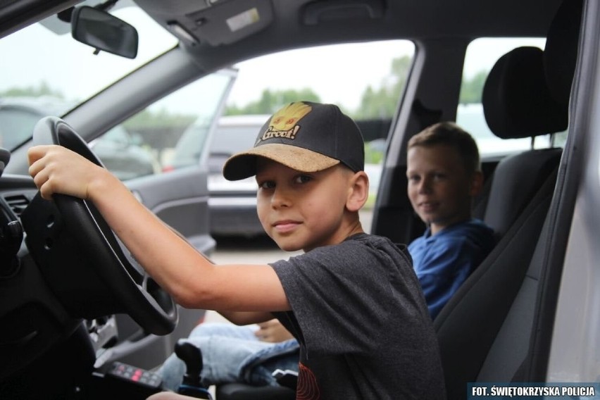 Dzieci ze staszowskiej "trójki" zwiedziły Komendę Policji w Staszowie. Zobacz zdjęcia