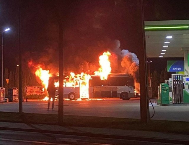 Pożar autobusu na stacji paliw w Bibicach