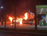 Bibice. Pożar autobusu na stacji paliw pod Krakowem. Pojazd spłonął doszczętnie. Wiózł pasażerów do Zakopanego