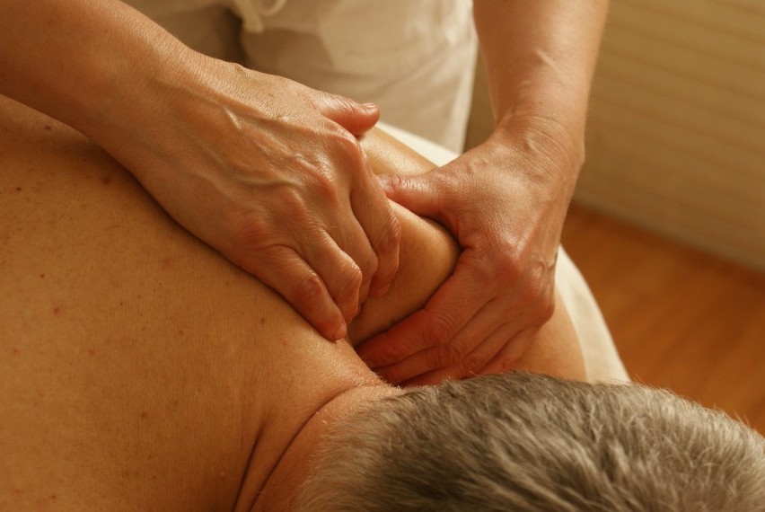Technik masażysta potrafi wykonać różne masaże od...