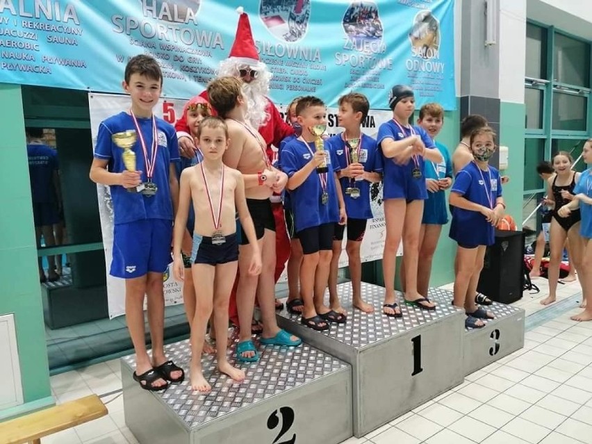 Pływacy z Centrum Staszów nagrodzeni przez Mikołaja.