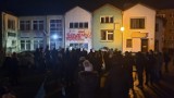 Protest przeciwko ustawie "lex TVN" w Ostrowcu. Przed biurem PiS zebrało się około stu osób. Zobacz zdjęcia