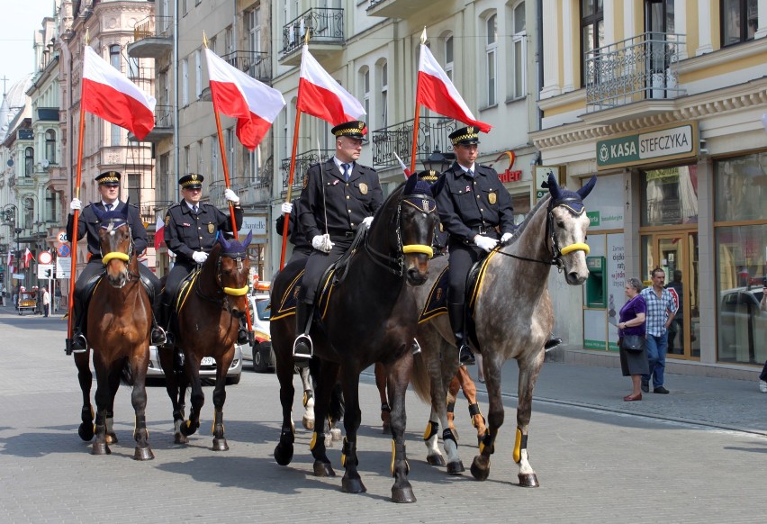 Święto Flagi 2012 w Łodzi: pochód ulicą Piotrkowską