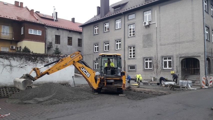 Trwa przebudowa parkingu obok urzędu miasta w Bochni od strony ulicy Rzeźnickiej, dla kogo będą nowe miejsca? [ZDJĘCIA]