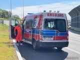 Groźny wypadek w Opolu. W zdarzeniu udział brała karetka wioząca pacjenta, autobus Sindbada i bus. Sprawca uciekł. Szuka go policja