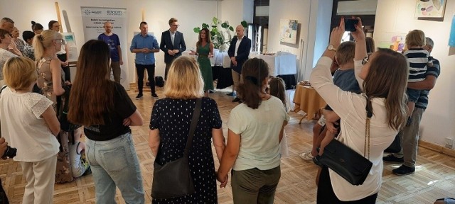 Młodzi artyści wzięli udział w otwarciu wystawy. Każdy otrzymał pamiątkowy dyplom i oczywiście nagrody wręczone przez wiceprezydent, Katarzynę Kalinowską.