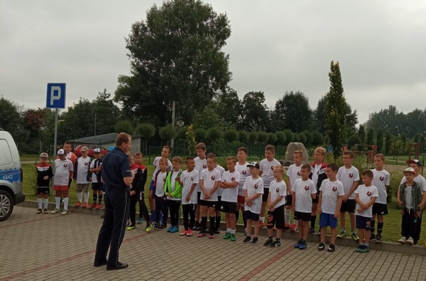 Policjanci odwiedzili dzieci na półkolonii w Przeworsku