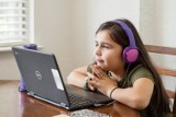Takie laptopy dostaną uczniowie szkół podstawowych. Oto specyfikacja komputerów, które chce kupić rząd. Dodatkowo będą grawerowane