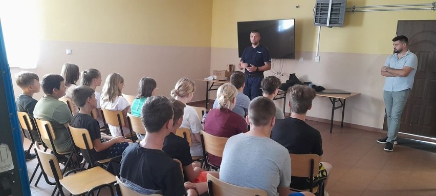 Wieluńscy policjanci odwiedzili Młodzieżową Drużynę Pożarniczą z Gaszyna