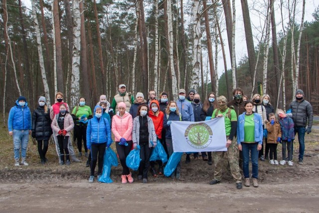 W sobotę (10 kwietnia 2021 r.) niemal 30 osób uczestniczyło w akcji SprzątaMY las w Murowańcu i Drzewcach (gmina Białe Błota, powiat bydgoski). Uczestnikom rozdano ok. 80 worków, które zapełniły się znalezionymi na leśnych ścieżkach odpadami. W podziękowaniu za udział w akcji Fundacja Zielone Jutro i Nadleśnictwo Bydgoszcz wręczyło ekoupominki
