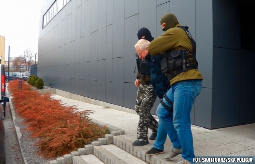 Skarżysko. Policjanci zatrzymali 59-latka podejrzewanego o nawet kilkadziesiąt przestępstw tzw. metodą "na policjanta" (WIDEO, zdjęcia)