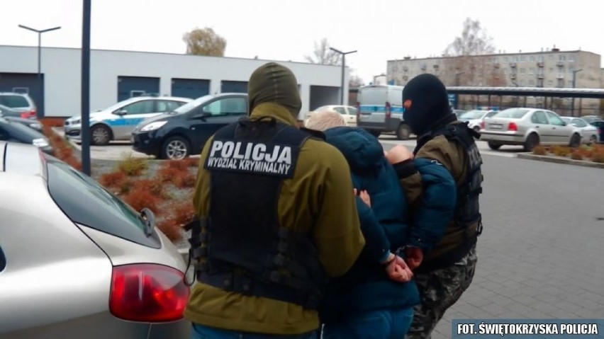 Skarżysko. Policjanci zatrzymali 59-latka podejrzewanego o nawet kilkadziesiąt przestępstw tzw. metodą "na policjanta" (WIDEO, zdjęcia)