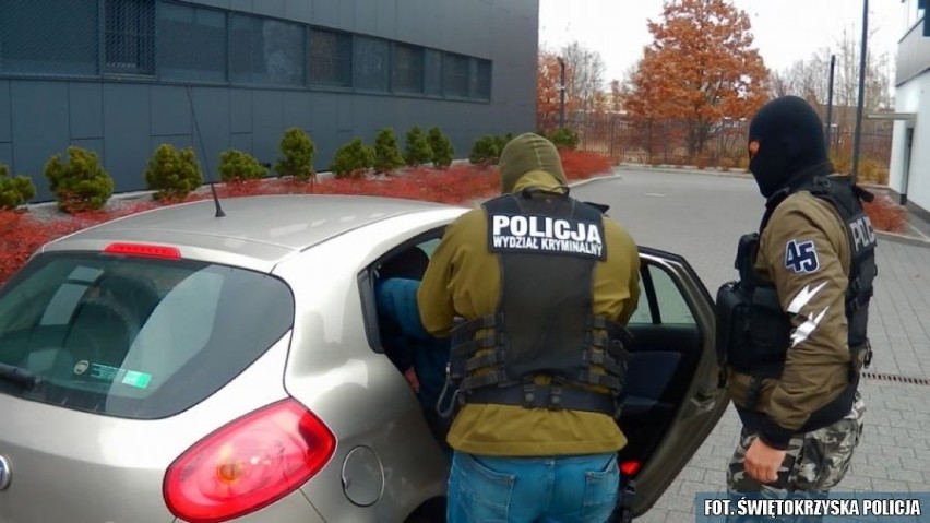 Skarżysko. Policjanci zatrzymali 59-latka podejrzewanego o nawet kilkadziesiąt przestępstw tzw. metodą "na policjanta" (WIDEO, zdjęcia)