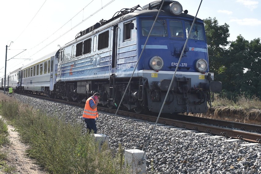 Tragiczne potrącenie przez pociąg w Lesznie. Mimo reanimacji mężczyzna zmarł w drodze do szpitala  [ZDJĘCIA i FILM]