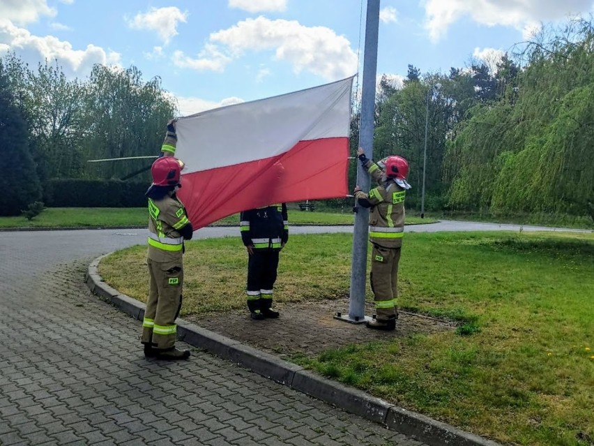 Policcy strażacy pamiętali o Dniu Flagi. Uroczyste podniesienie Biało-Czerwonej  