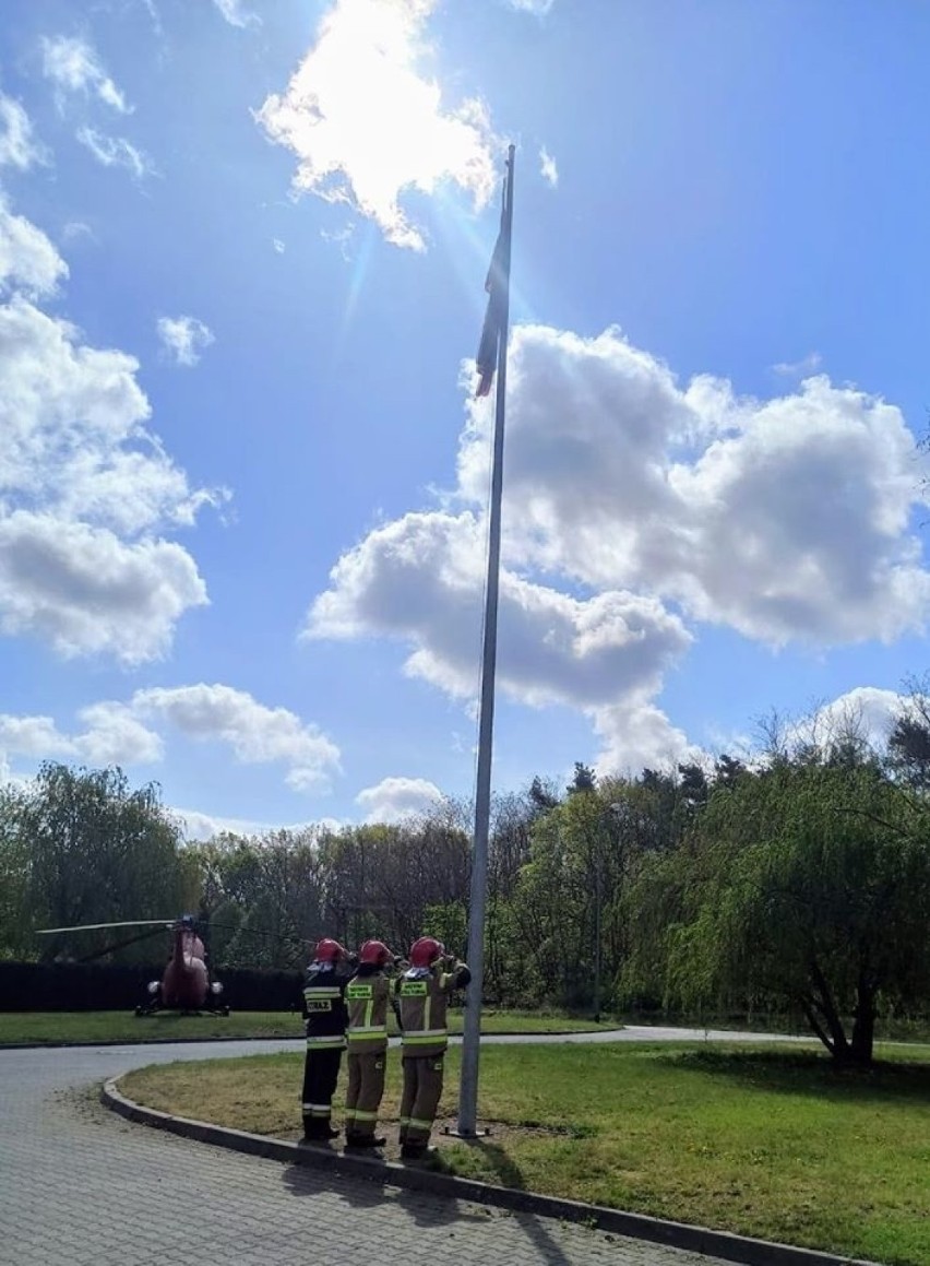 Policcy strażacy pamiętali o Dniu Flagi. Uroczyste podniesienie Biało-Czerwonej  