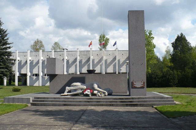 Żagań. Pomnik poświęcony jeńcom Stalagu VIII C. Przed Muzeum Martyrologii Alianckich Jeńców Wojennych.