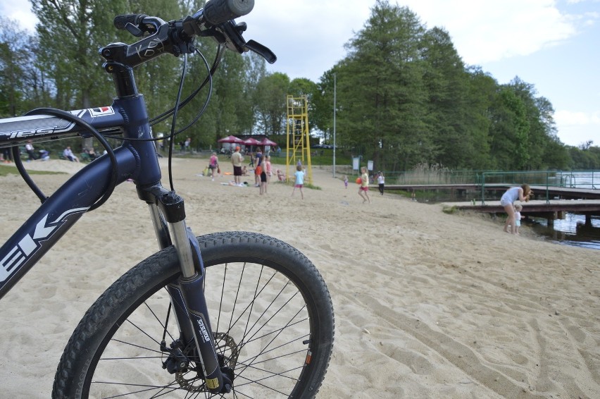 Letnia pogoda sprawiła, że na plaży w Kłodawie pojawili się...