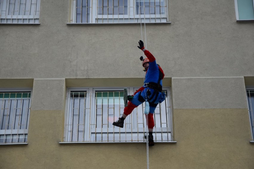 WOŚP 2021. W Wejherowie "superbohaterowie" umyli okna w szpitalu na oddziałach dziecięcych