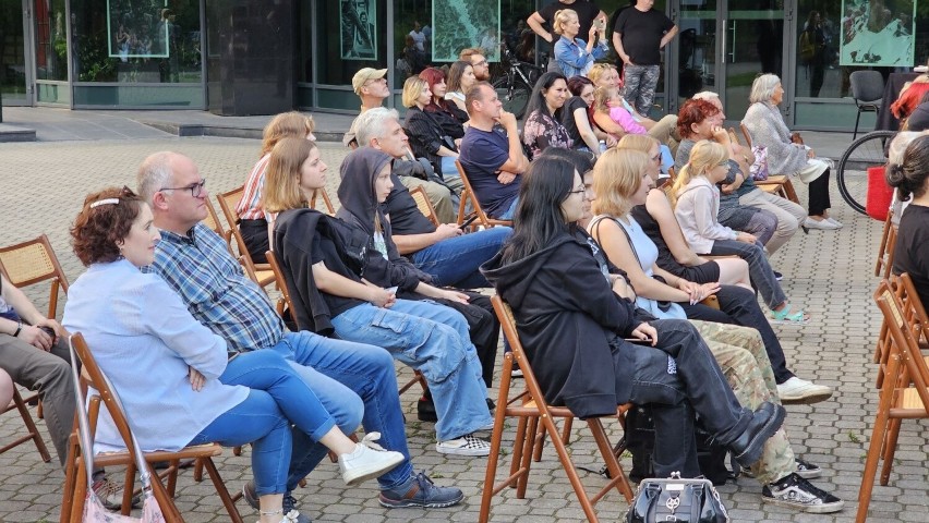 Klimatyczny koncert na letniej Scenie Kieleckiego Centrum Kultury. Zagrali Die Parazeit i 100Stopni. Zobaczcie zdjęcia