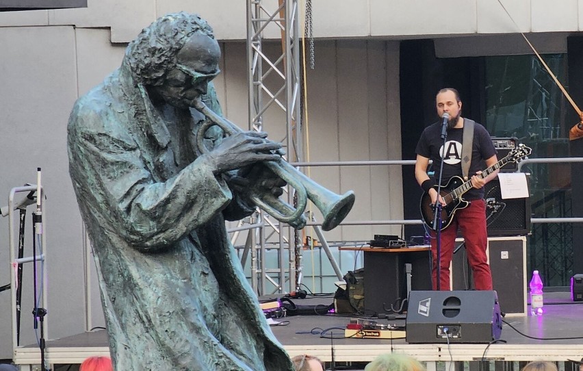 Klimatyczny koncert na letniej Scenie Kieleckiego Centrum Kultury. Zagrali Die Parazeit i 100Stopni. Zobaczcie zdjęcia