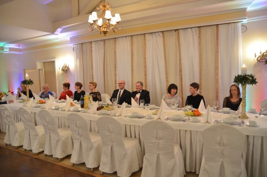 Studniówka ZSTiO w Pałacu na Opieszynie. Pięknym polonezem rozpoczęli bal [FOTO, VIDEO]