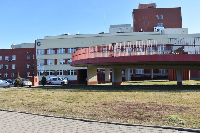Szpital w Grudziądzu, choć zaczyna powoli "odmrażać" oddziały szpitalne, nadal pełni funkcję zakaźnego dla chorych zakażonych koronawirusem