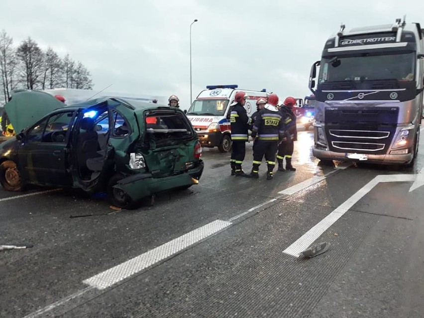 Wypadek w Studziankach na S8.  Po zderzeniu ciężarówki z...