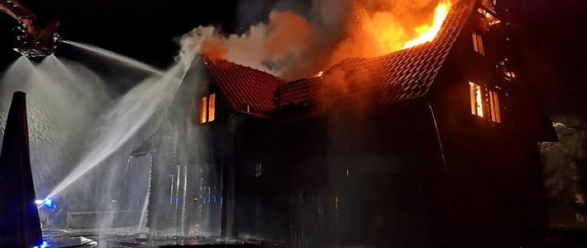 Elbląg. Strażacy gasili pożar drewnianego budynku w Próchniku. Dom płonął jak pochodnia