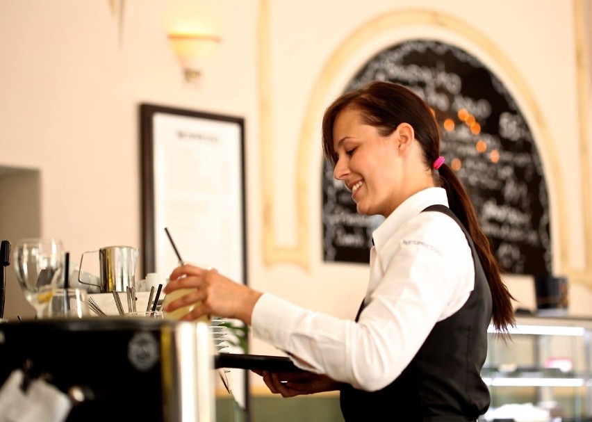 Kelner - barman w hotelu przy ul. Żarskiej w Żaganiu...