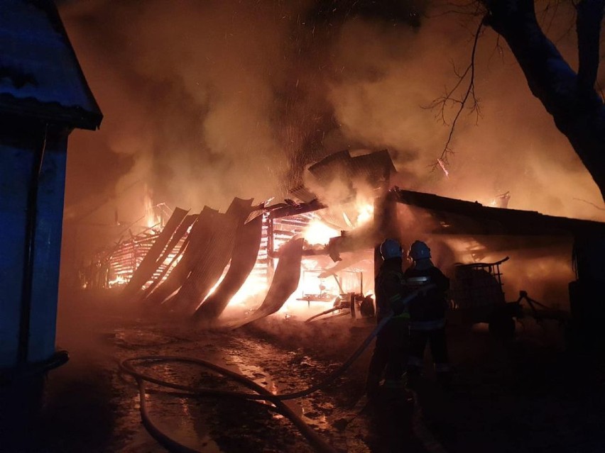 Pożar w Jastrzębi to była sprawka podpalacza. Policjanci zatrzymali 44-latka, który puścił z dymem budynki gospodarcze