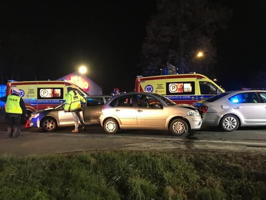 Wypadek samochodowy pod Lesznem. Brały w nim udział 3 samochody