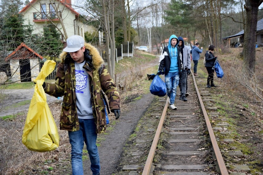 Wielka akcja sprzątania śmieci w Starachowicach ze starostą. Rzucili wyzwanie innym. Komu? Zobacz zdjęcia