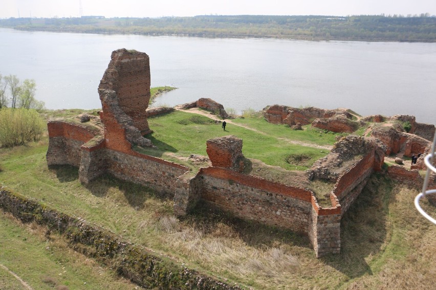 Tak wyglądają ruiny zamku w Bobrownikach. Jak widać,...