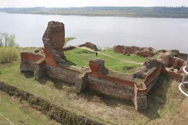Tak wyglądają ruiny zamku w Bobrownikach. Jak widać, rozbiórka musiała być znaczna