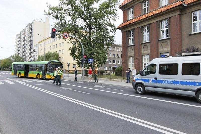 Poznań: Wypadek na Bukowskiej. Autobus wjechał w auto [ZDJĘCIA]