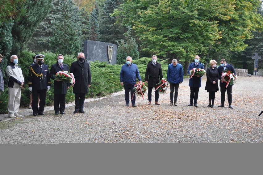 77. rocznica bitwy po Lenino - wiązanki kwiatów na kołobrzeskim cmentarzu