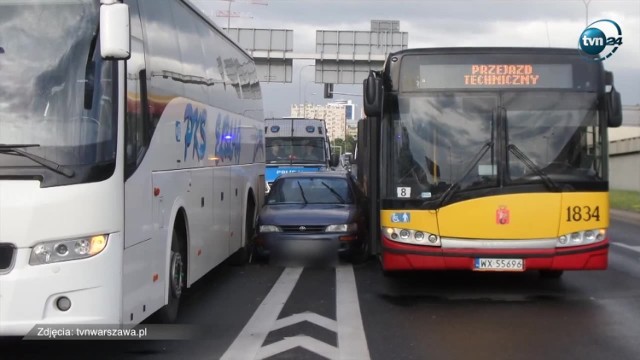 Kierowca toyoty potrącił policjanta i uciekł przed pościgiem. Nadal jest poszukiwany [WIDEO]